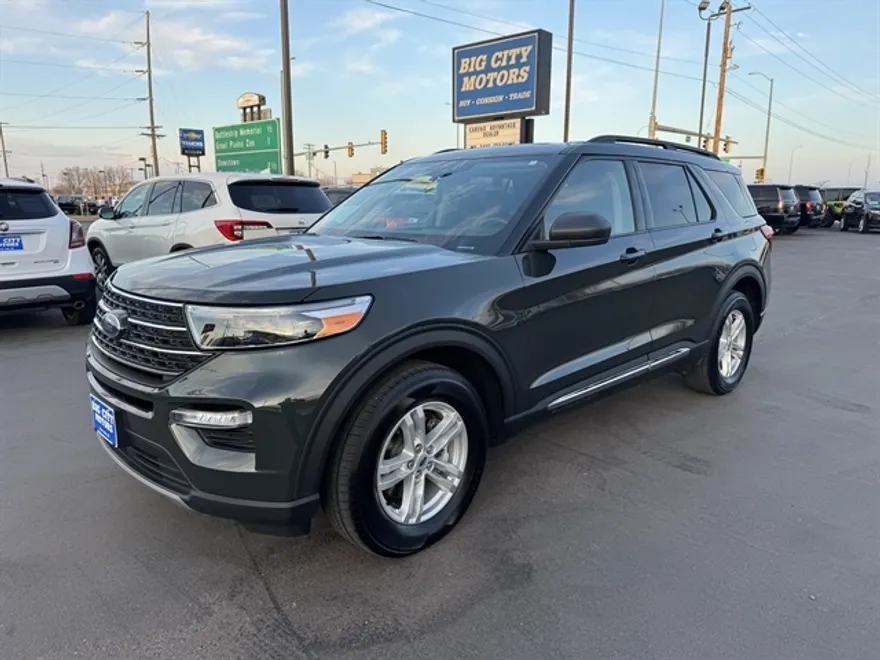 2023 Ford Explorer XLT photo 1