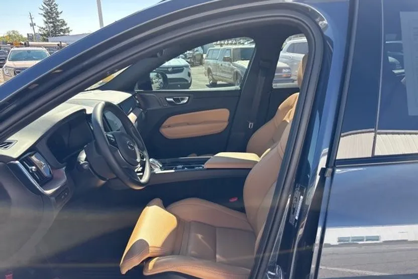 2025 Volvo XC60 Hybrid T8 photo 1