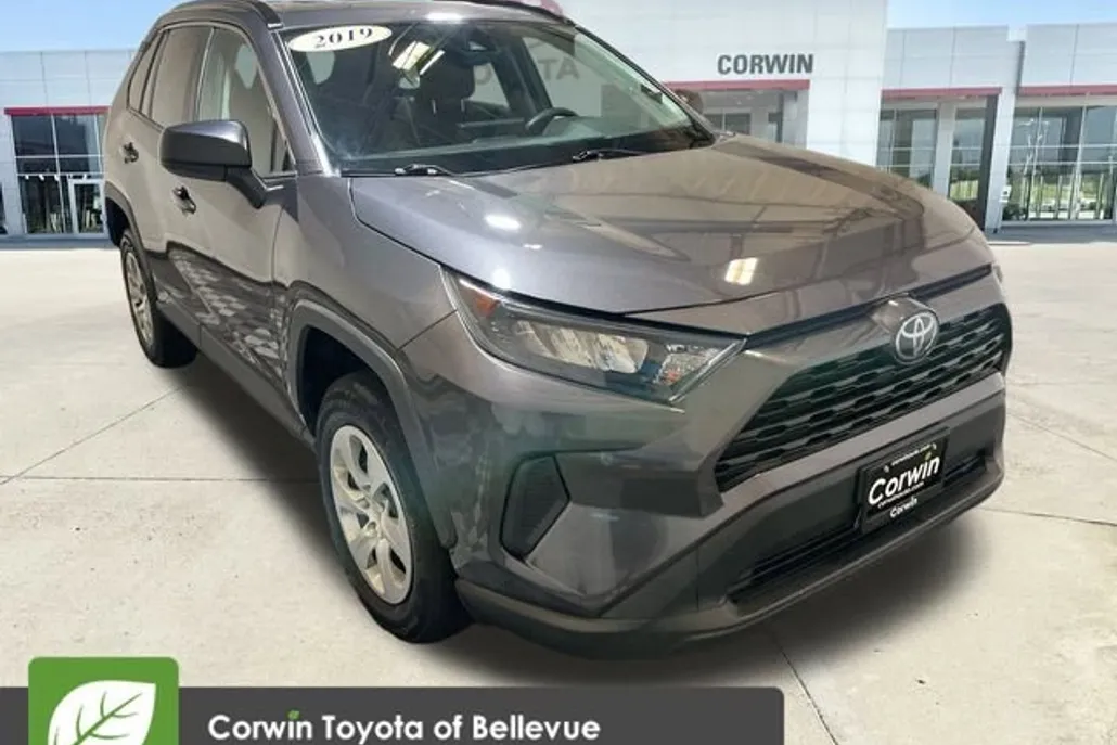 2019 Toyota RAV4 LE photo 1