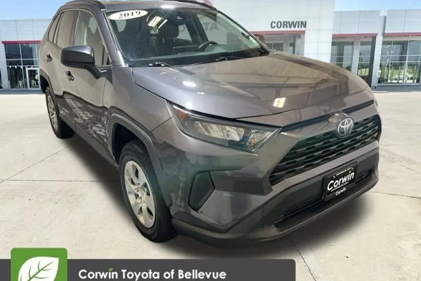 2019 Toyota RAV4 LE photo 1