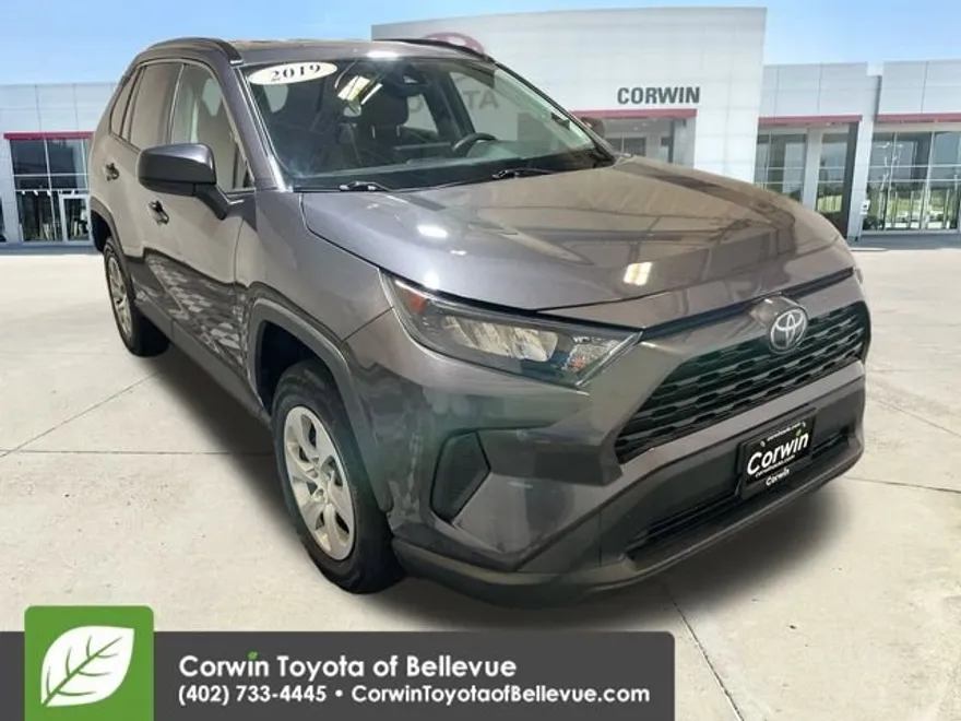 2019 Toyota RAV4 LE photo 1