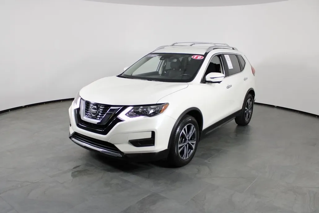 2019 Nissan Rogue SV photo 1