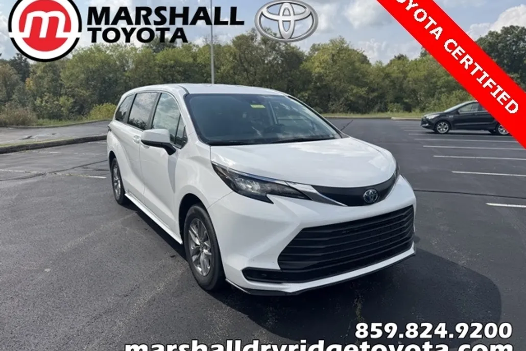 2024 Toyota Sienna LE photo 1