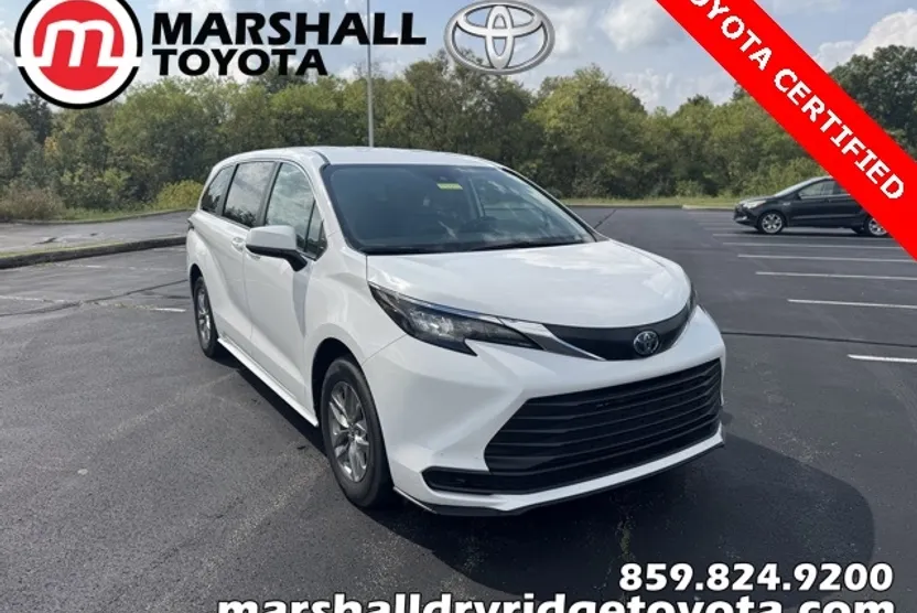 2024 Toyota Sienna LE photo 1