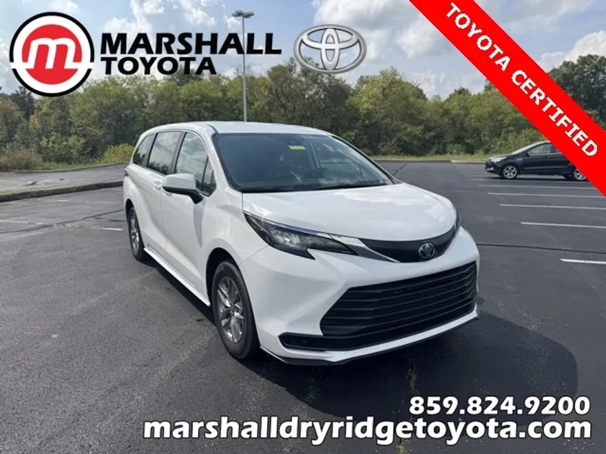 2024 Toyota Sienna LE photo 1