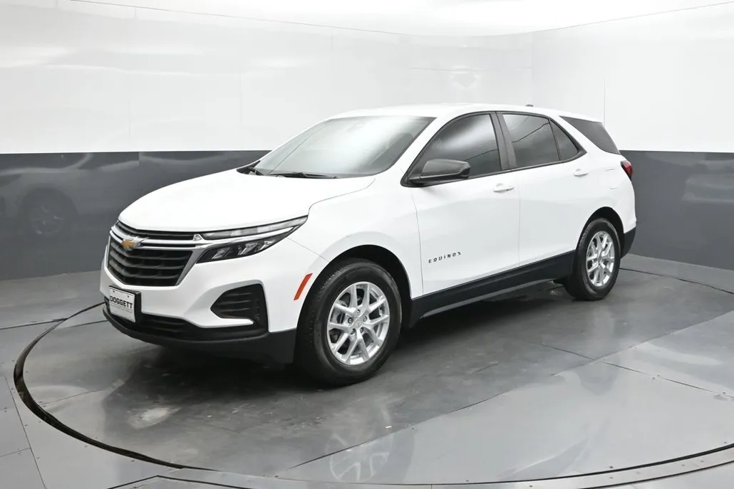2022 Chevrolet Equinox LS photo 1