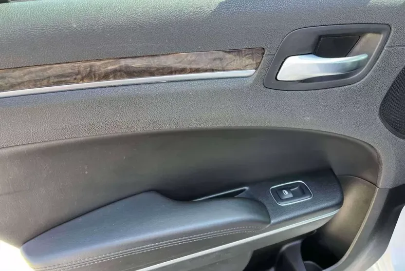 2022 Chrysler 300 Touring L photo 1