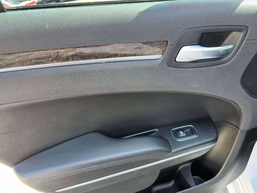 2022 Chrysler 300 Touring L photo 1