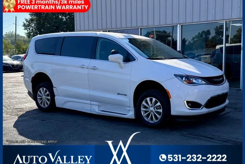 2018 Chrysler Pacifica Touring Plus photo 1
