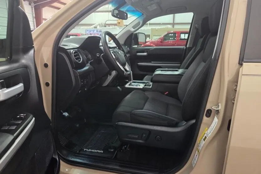 2017 Toyota Tundra SR5 photo 1