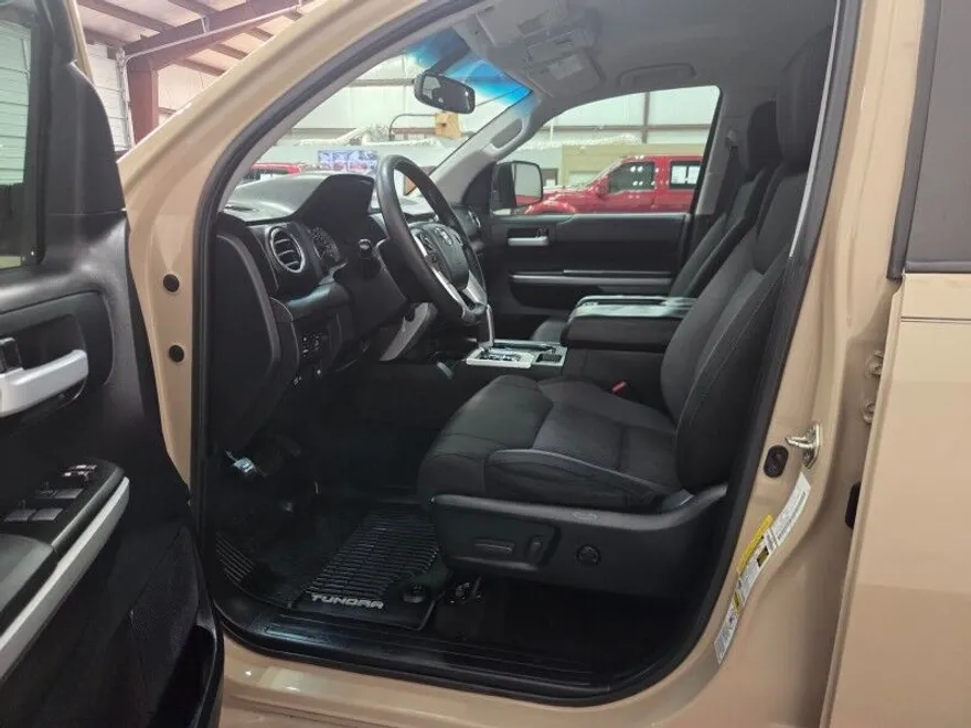 2017 Toyota Tundra SR5 photo 1