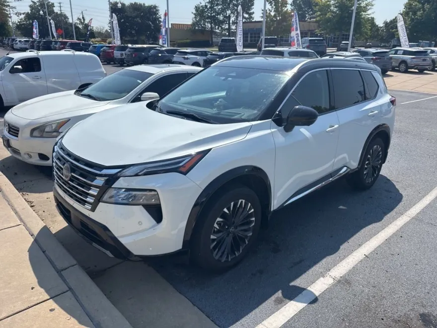 2024 Nissan Rogue Platinum photo 1