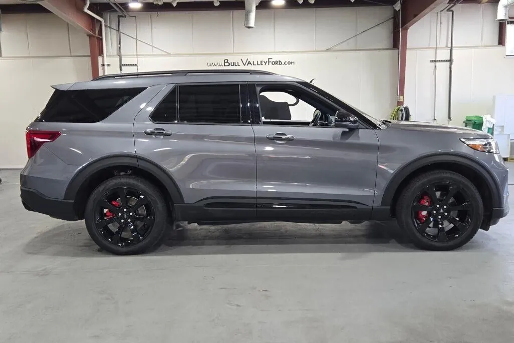 2023 Ford Explorer ST photo 1