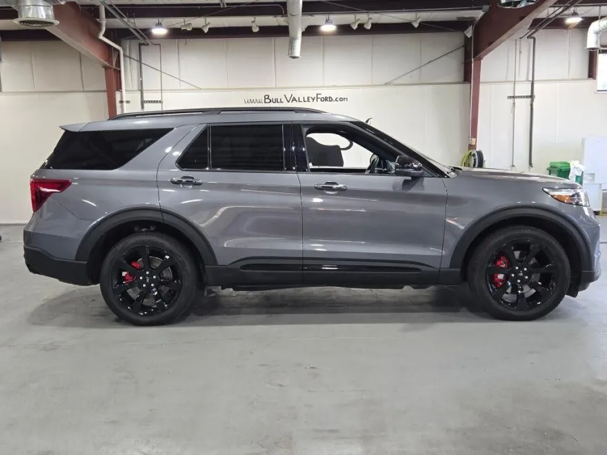 2023 Ford Explorer ST photo 1