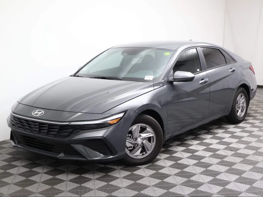 2025 Hyundai Elantra SE photo 1