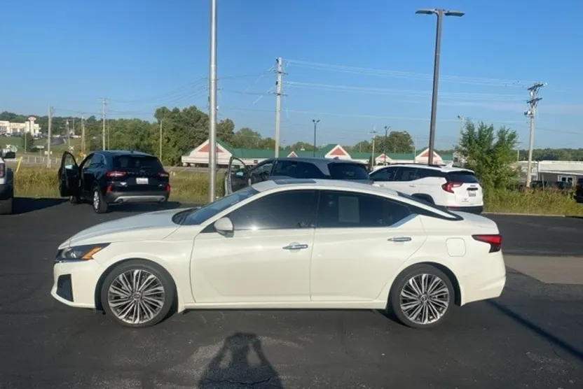 2023 Nissan Altima 2.5 SL photo 1