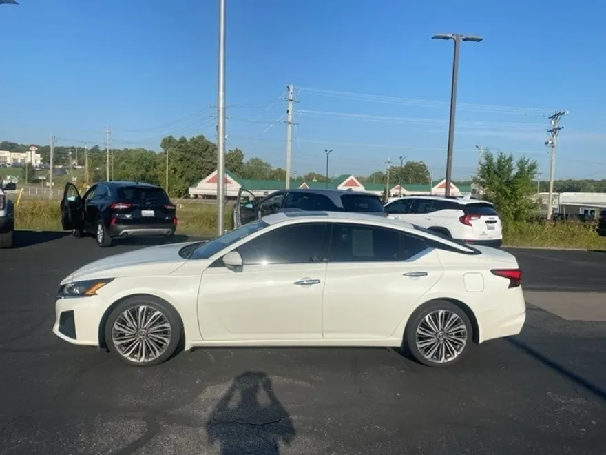 2023 Nissan Altima 2.5 SL photo 1