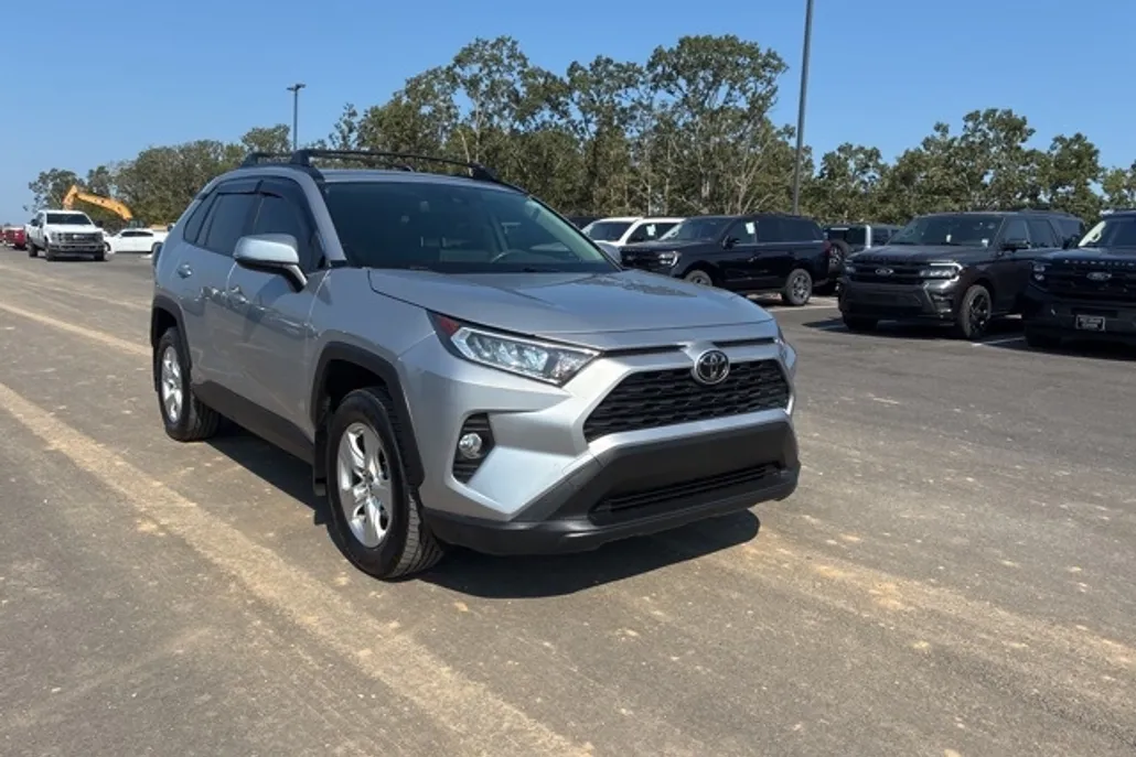 2019 Toyota RAV4 XLE photo 1