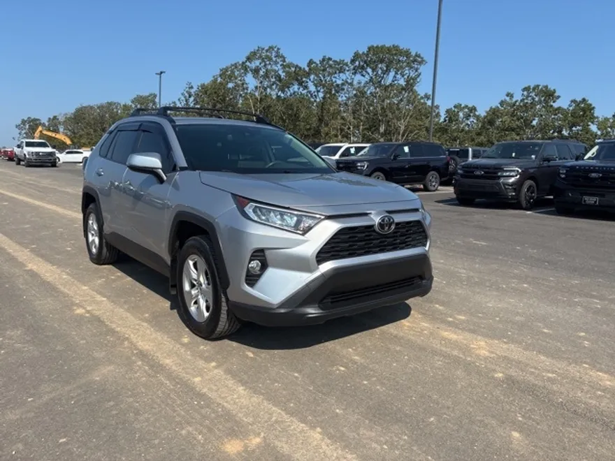 2019 Toyota RAV4 XLE photo 1