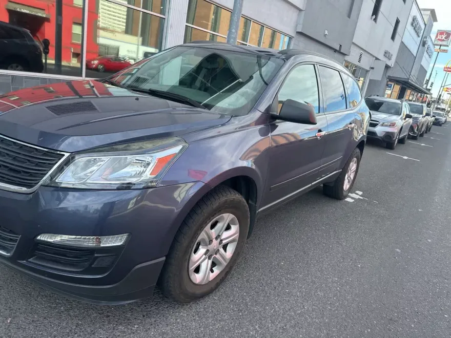 2013 Chevrolet Traverse LS photo 1