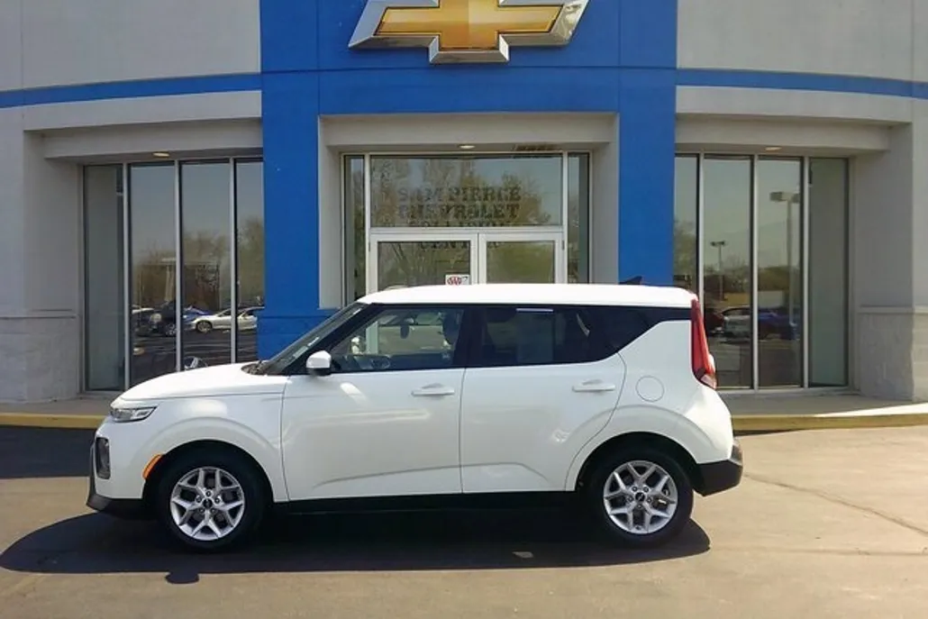 2022 Kia Soul LX photo 1