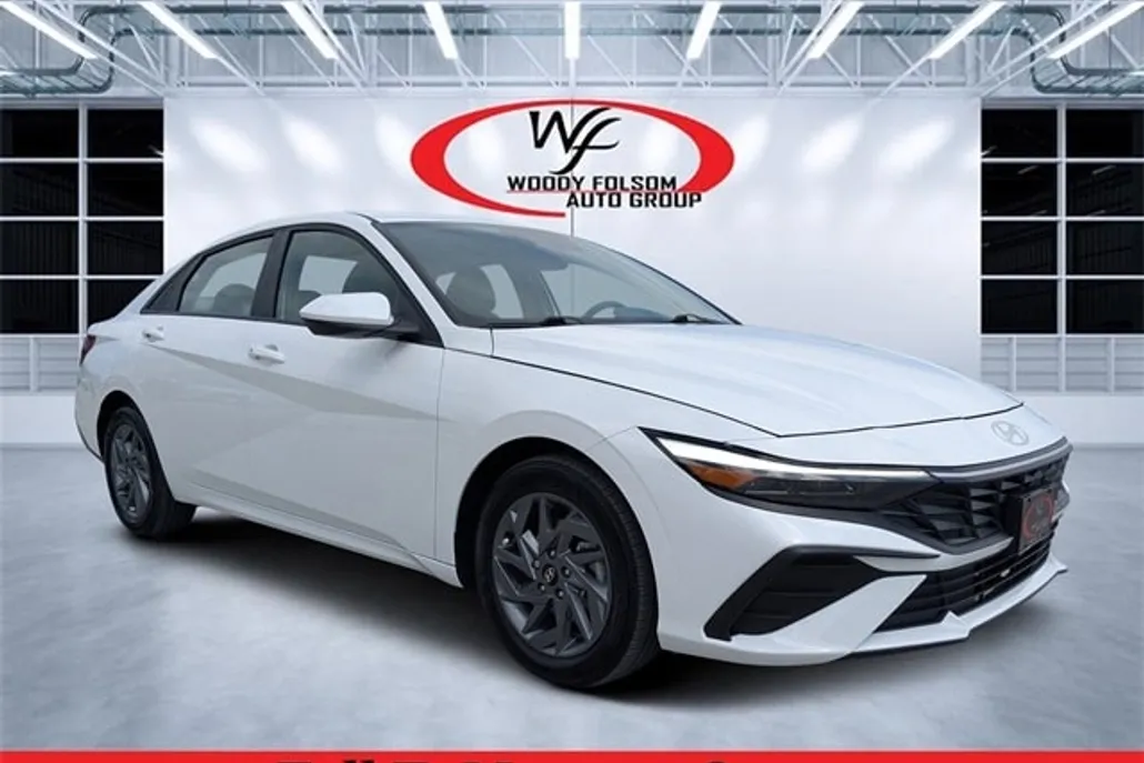 2024 Hyundai Elantra SEL photo 1