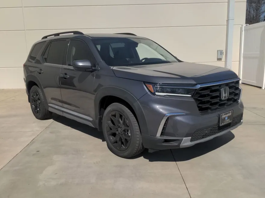 2025 Honda Pilot Touring photo 1