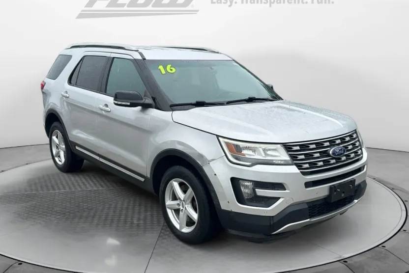 2016 Ford Explorer XLT photo 1