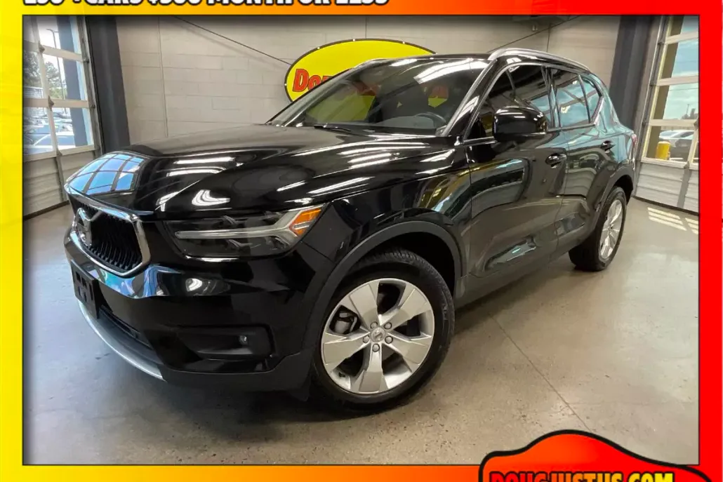 2021 Volvo XC40 Momentum photo 1