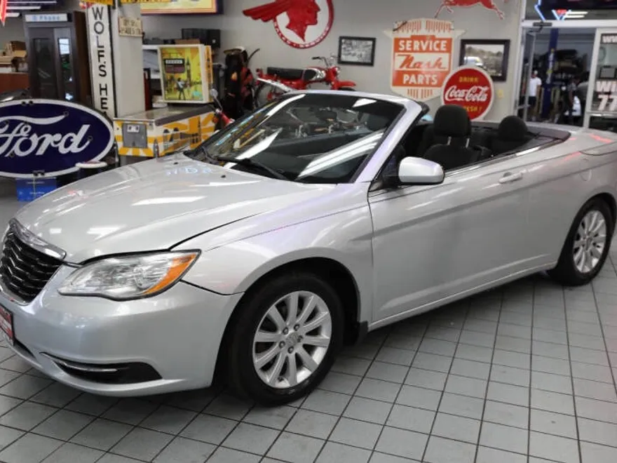 2011 Chrysler 200 Limited Touring photo 1