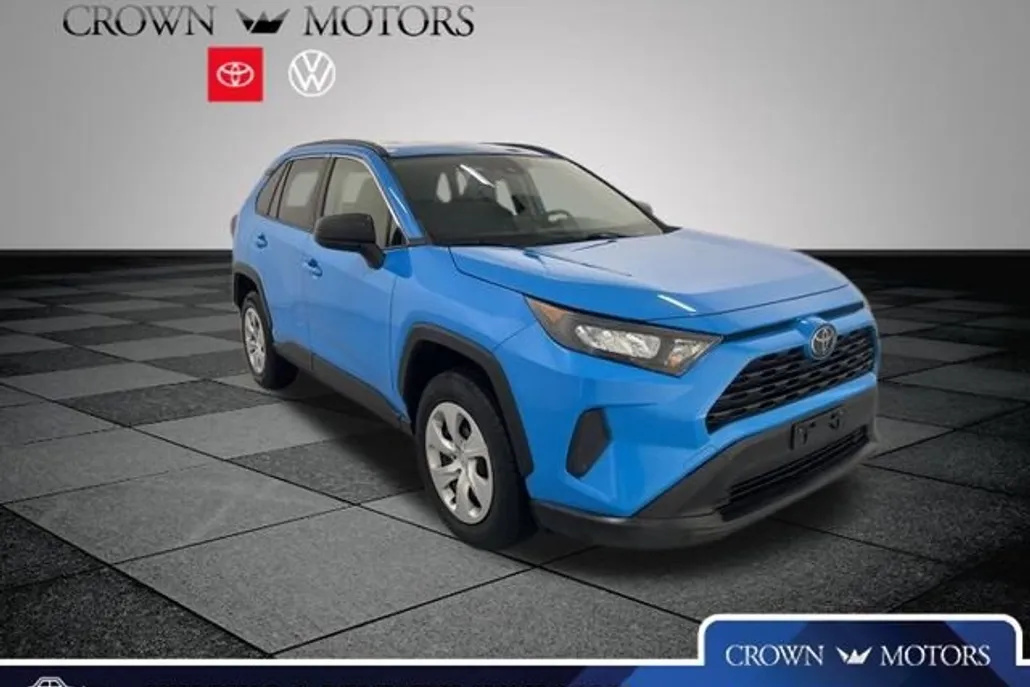 2019 Toyota RAV4 LE photo 1