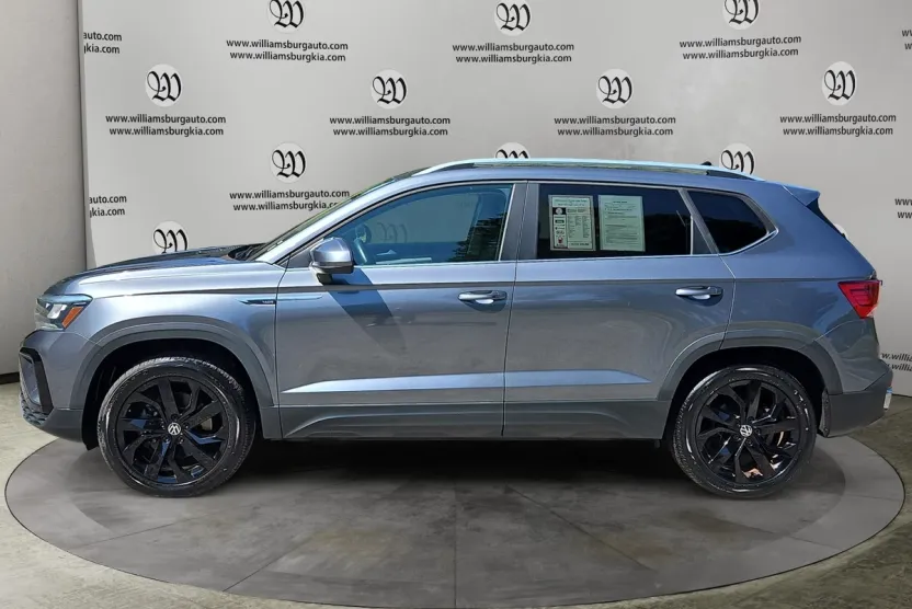 2022 Volkswagen Taos SE photo 1