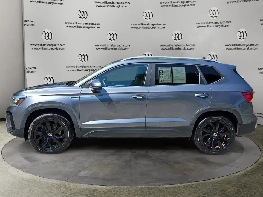 2022 Volkswagen Taos SE photo 1