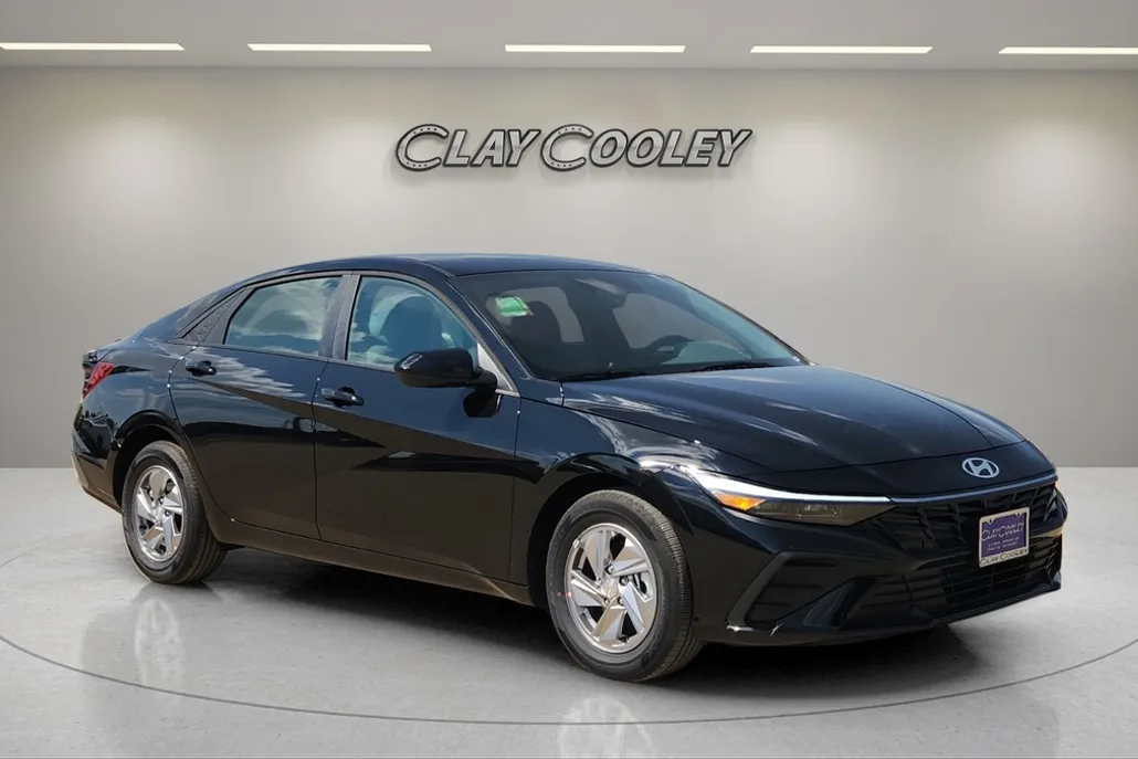 2025 Hyundai Elantra SE photo 1