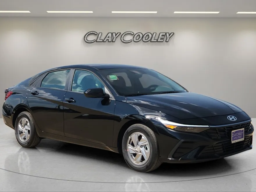2025 Hyundai Elantra SE photo 1