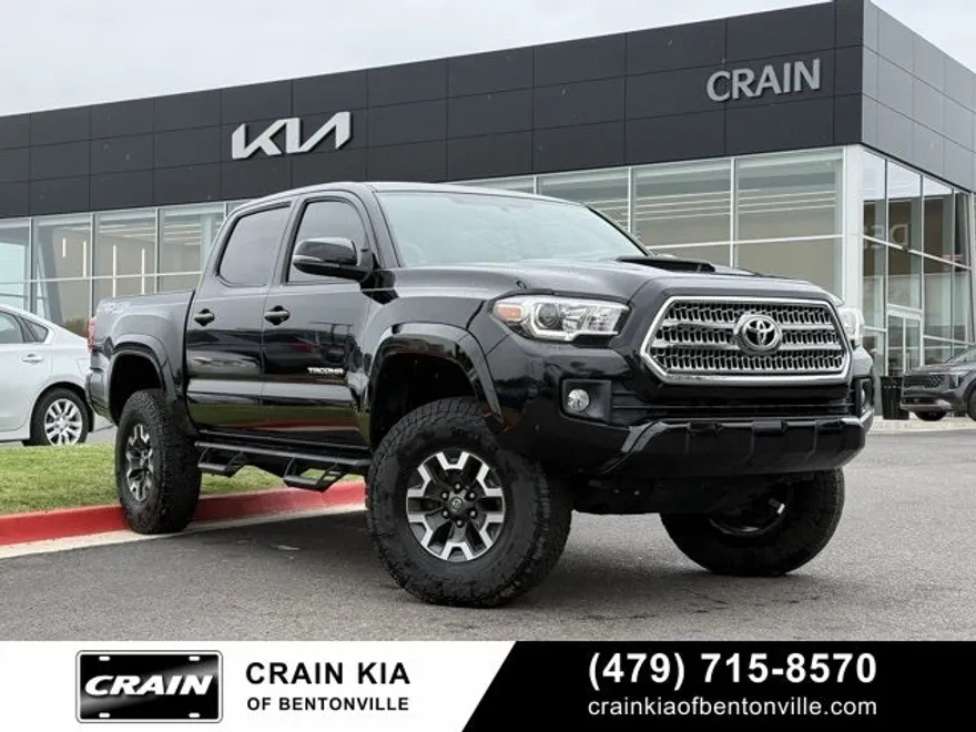 2017 Toyota Tacoma TRD Sport V6 4x4 photo 1