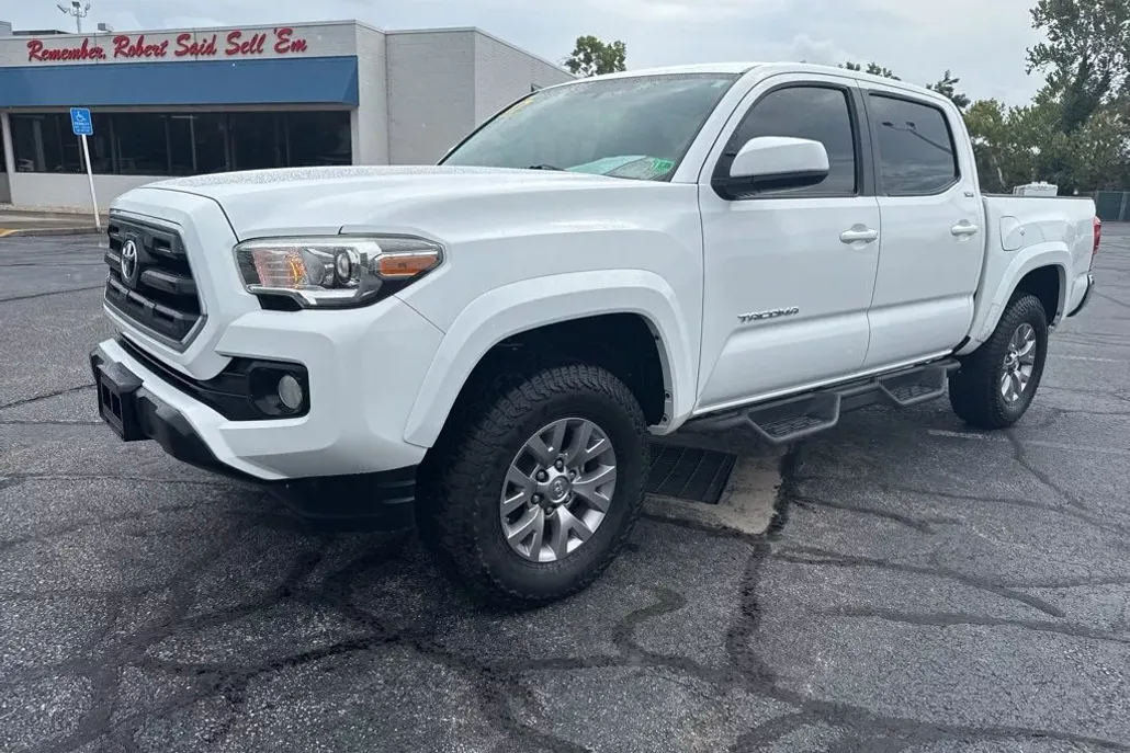 2017 Toyota Tacoma SR5 photo 1