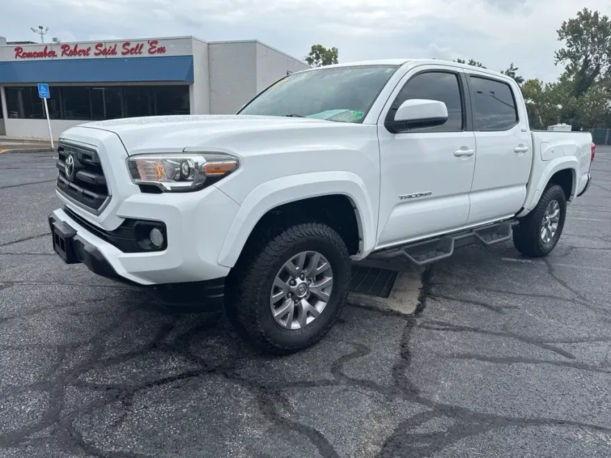 2017 Toyota Tacoma SR5 photo 1