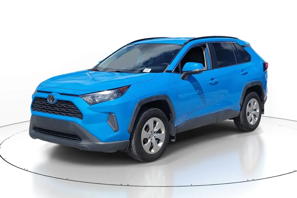 2019 Toyota RAV4 LE photo 1