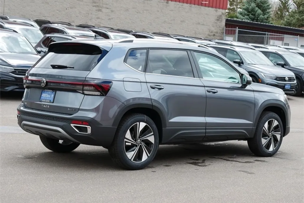 2025 Volkswagen Taos SE photo 1