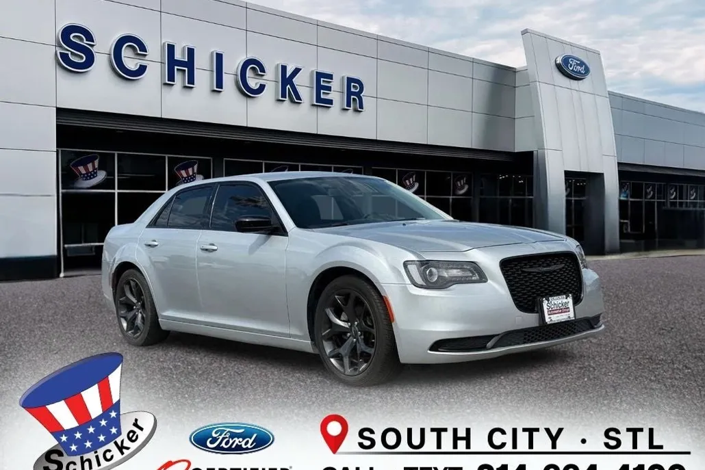 2021 Chrysler 300 Touring photo 1