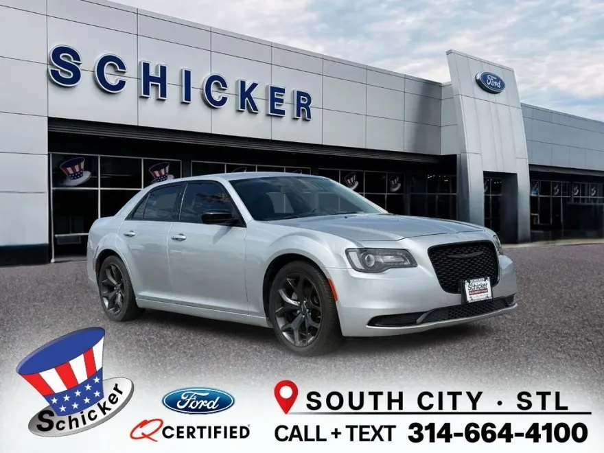 2021 Chrysler 300 Touring photo 1