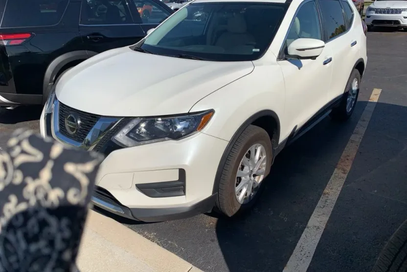 2018 Nissan Rogue SV photo 1