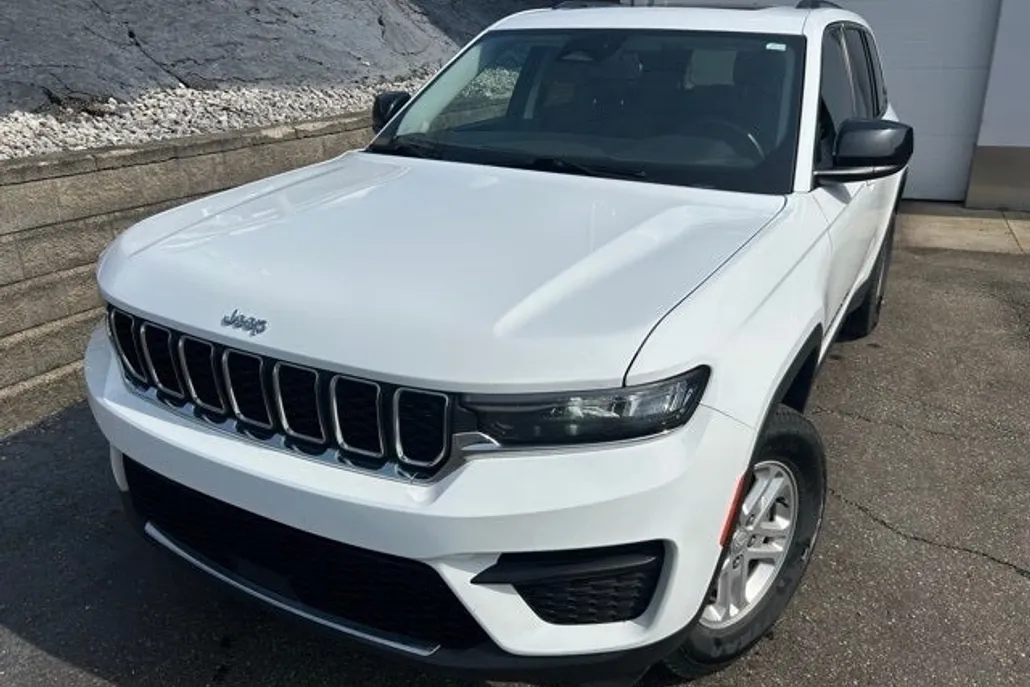 2022 Jeep Grand Cherokee Laredo photo 1
