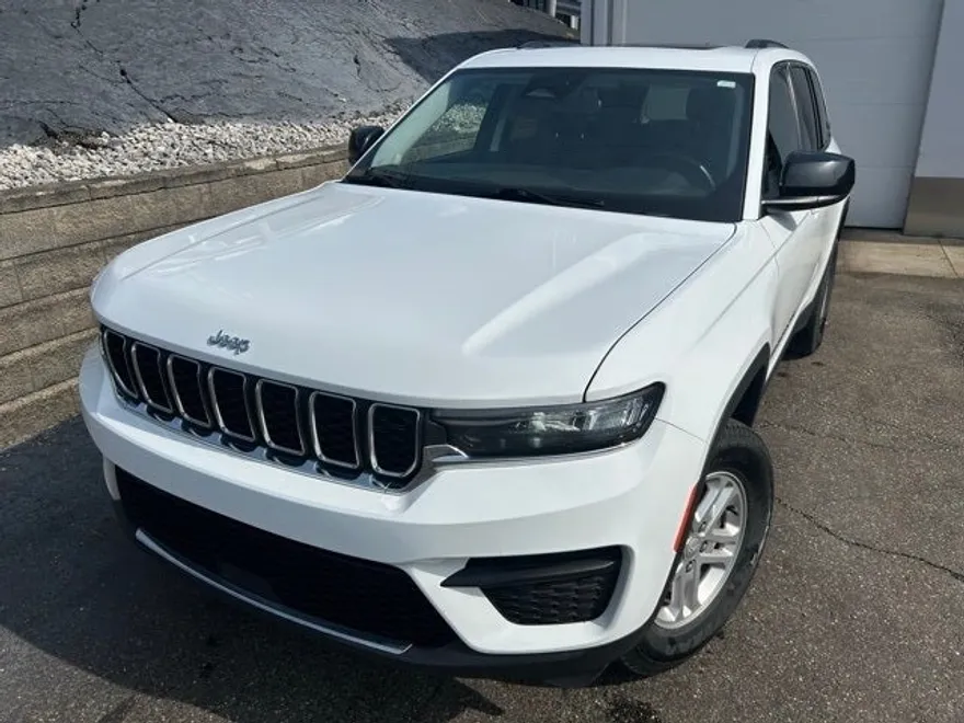 2022 Jeep Grand Cherokee Laredo photo 1
