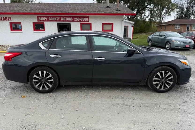 2017 Nissan Altima 2.5 SV photo 1
