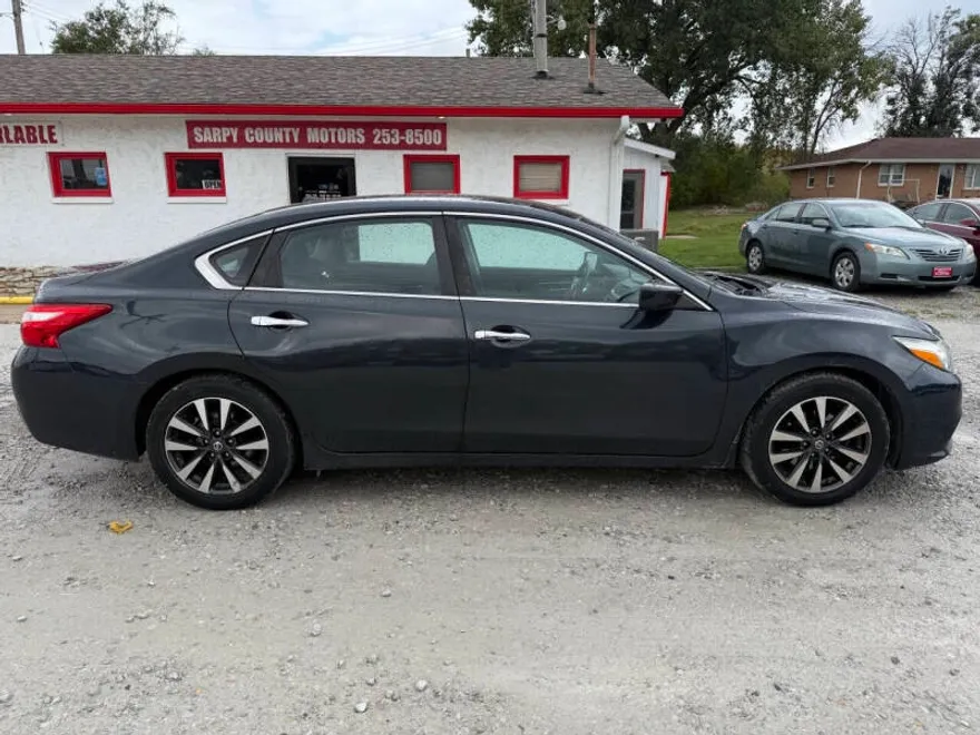 2017 Nissan Altima 2.5 SV photo 1