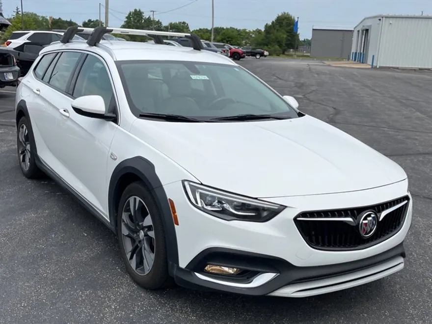 2018 Buick Regal TourX Essence photo 1
