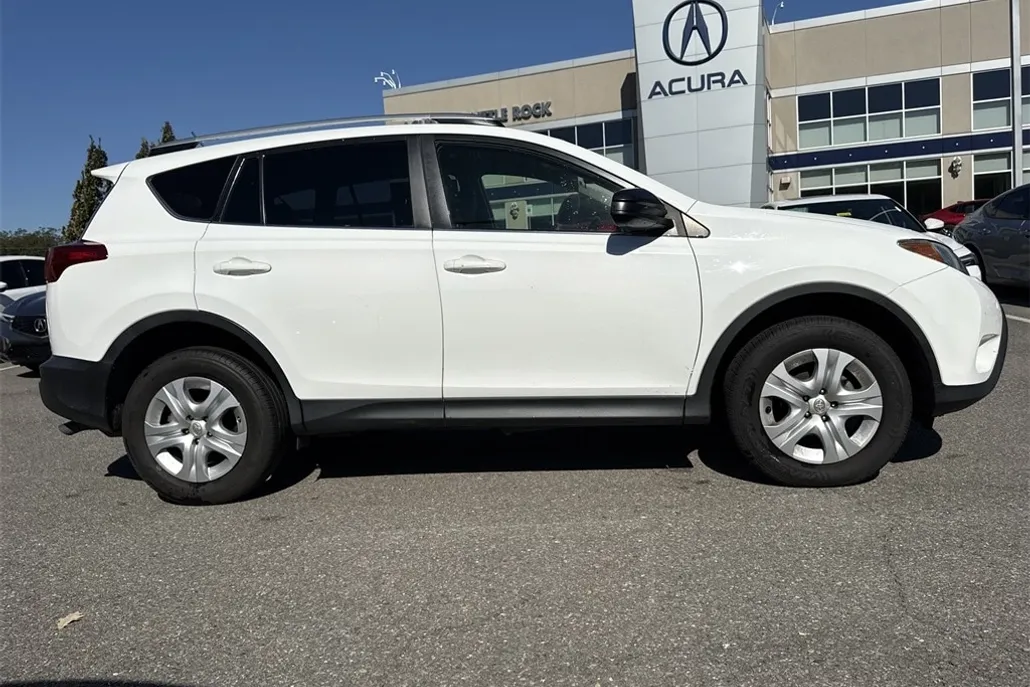 2015 Toyota RAV4 LE photo 1