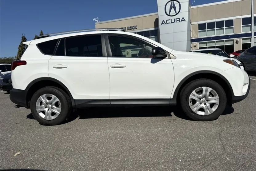 2015 Toyota RAV4 LE photo 1